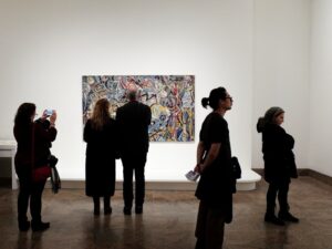 Licht als medecurator: hoe verlichting de betekenis en levensduur van kunst bepaalt